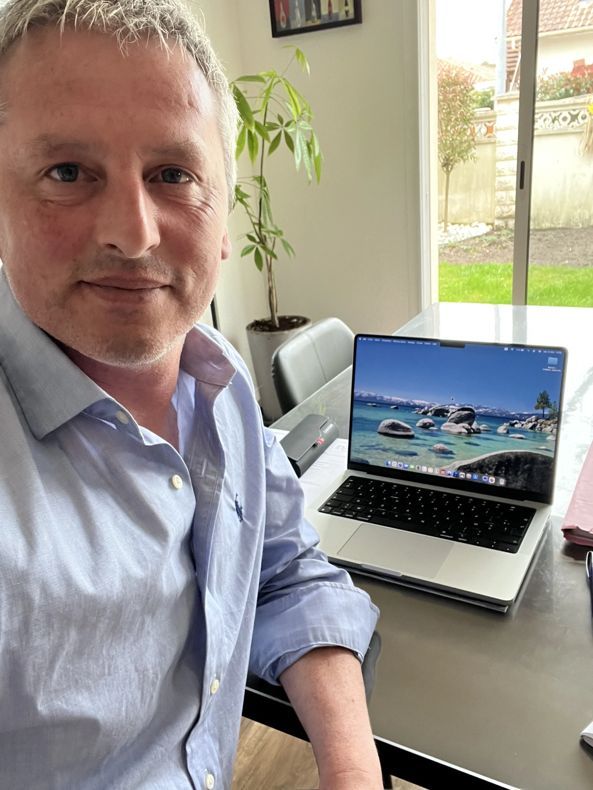 Frédéric Amil, formateur et coach chez Formation Fred Amil Coaching, devant son ordinateur, spécialisé en formation management, achat, négociation et accompagnement personnalisé des manageurs et dirigeants