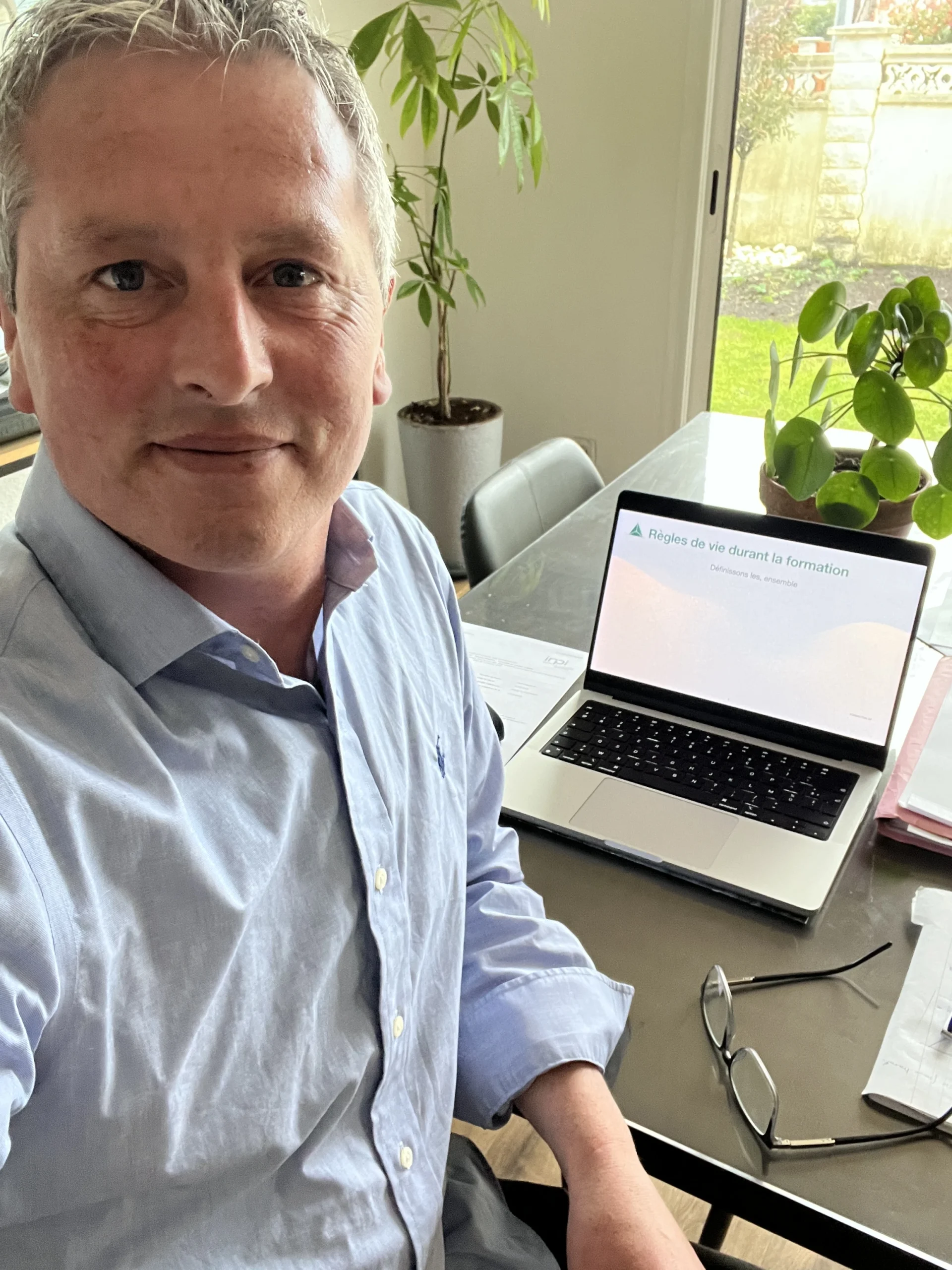 Frédéric Amil, formateur et coach de Formation Fred Amil Coaching, souriant devant son ordinateur, accompagnant les manageurs et dirigeants en formation management à distance
